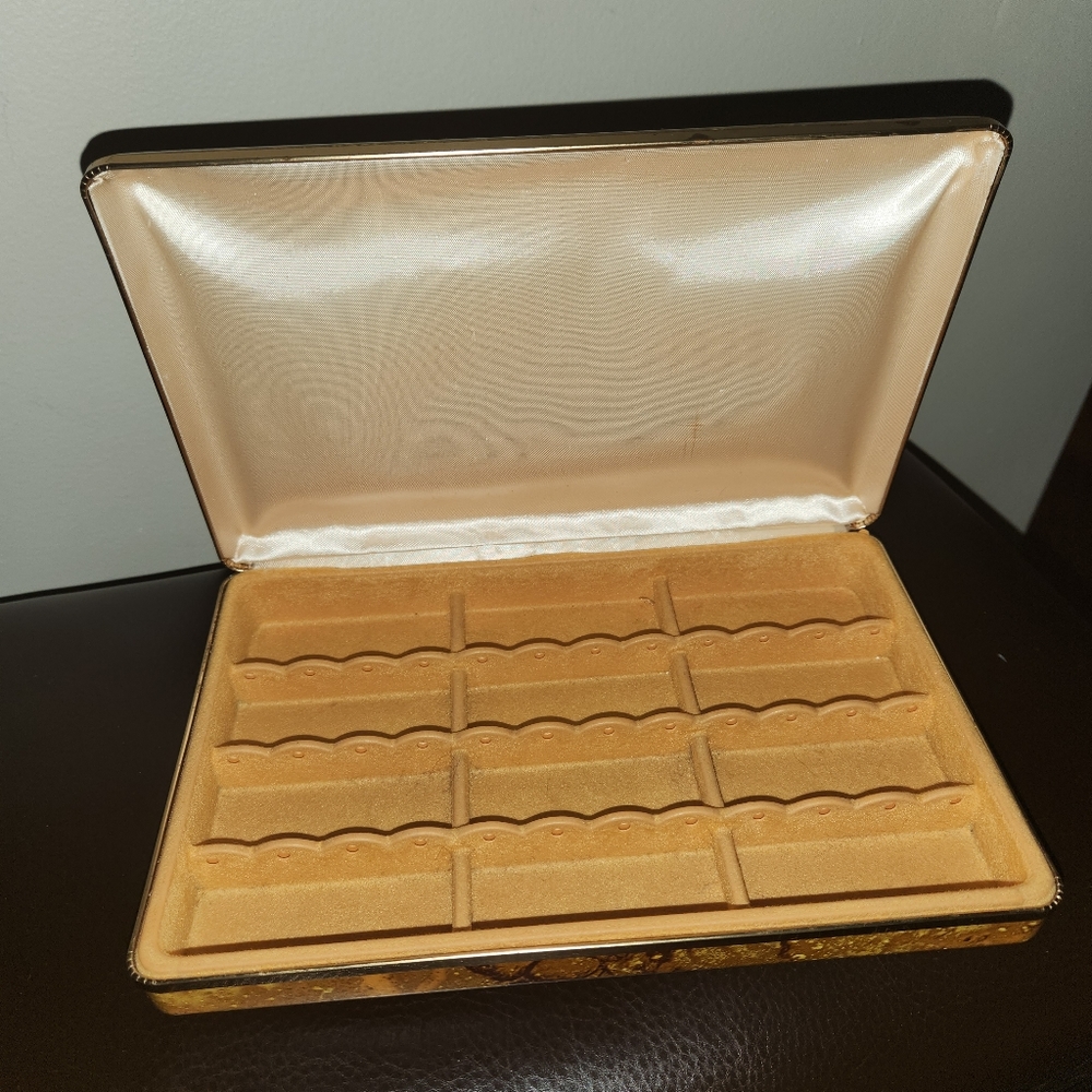 Vintage jewelry box -- NO LONGER AVAILABLE